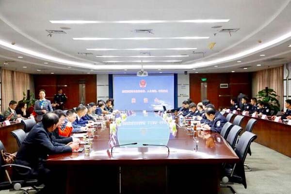 ������ϯ��������������ίԱ��̸��